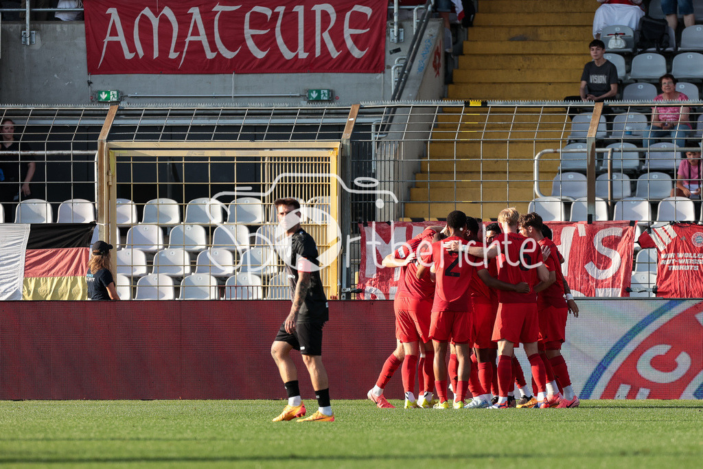 FC Bayern Amateure - SpVgg Ansbach | Jubel nach dem Tor zum 1-0 fuer die Amateure durch Timo Kern (FCB #10) / Freude / Treffer / Torschuetze