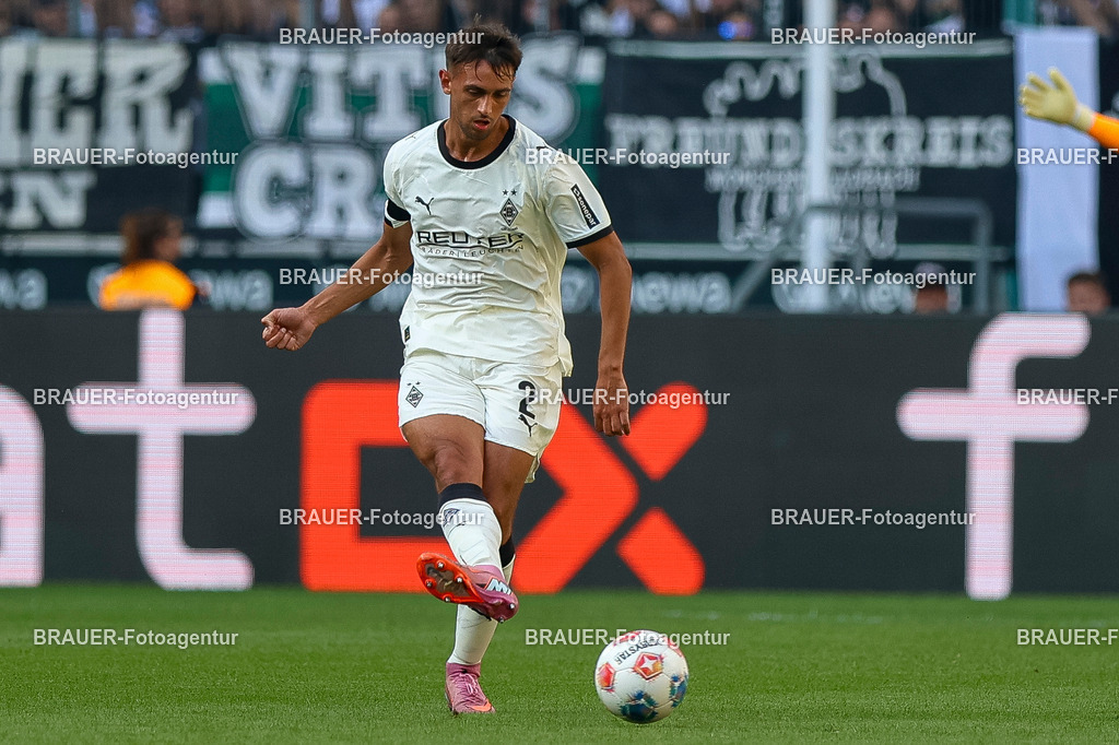 Borussia Mönchengladbach vs Hamburger SV - Bundesliga  | Mönchengladbach, Deutschland, 24.08.25:   Fabio Chiarodia (Borussia Mönchengladbach) in Aktion am Ball, Einzelaktion waehrend des Spiels der Bundesliga zwischen Borussia Mönchengladbach vs Hamburger SV im Stadion im Borussia Park(Foto von Brauer-Fotoagentur / Adrian Schlueter)