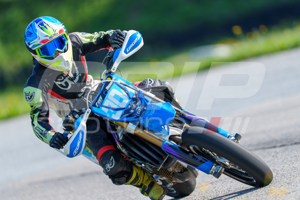 SuperMoto_Staatsmeisterschaft_Greinbach_061 | GRIPcapture steht für authentische Sportfotografie in Österreich – für Momente, die mehr sind als Geschwindigkeit oder Ergebnis. Es geht um Emotion, Spannung, Fokus und den Augenblick, der oft nur einen Wimpernschlag dauert.Ob Motorsport, Teamsport oder 