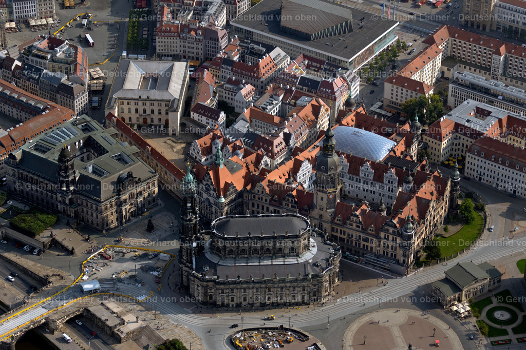 4060871 | DRESDEN  Blick auf die Kathedrale Sanctissimae Trinitatis in Dresden im Bundesland Sachsen. Sie ist Kathedrale des Bistums Dresden-Meißen sowie eine Stadtpfarrkirche Dresdens. Als ehemalige katholische Hofkirche, die 1739 bis 1755 im Stil des Barocks errichtet wurde, ist sie durch einen Übergang mit dem Residenzschloss verbunden und liegt am Altstädter Elbufer. // View of thecathedral Sanctissimae Trinitatis in Dresden in the state Saxony. Foto: Gerhard Launer