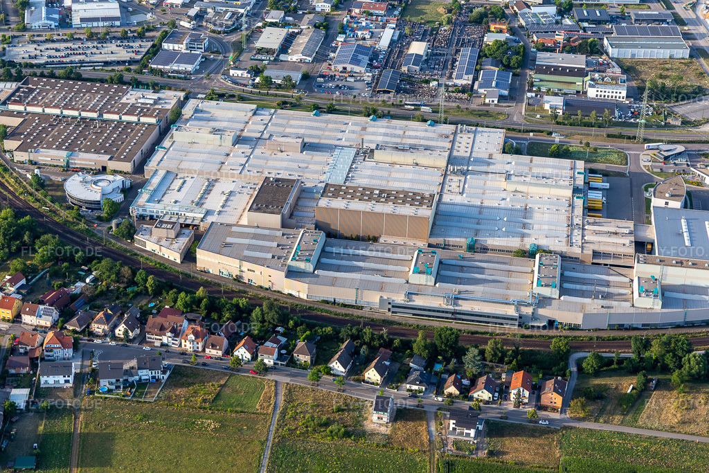 Luftbild: SEW-EURODRIVE GmbH & Co KG – Fertigungswerk und SCC Mechanik/Mechatronik im Ortsteil Graben in Graben-Neudorf im Bundesland Baden-Württemberg in Deutschland. Foto: IMG_133439.jpg vom 12.07.2022 durch Werner Riehm/FLY-FOTO.deWWW.SEW-EURODRIVE.DE