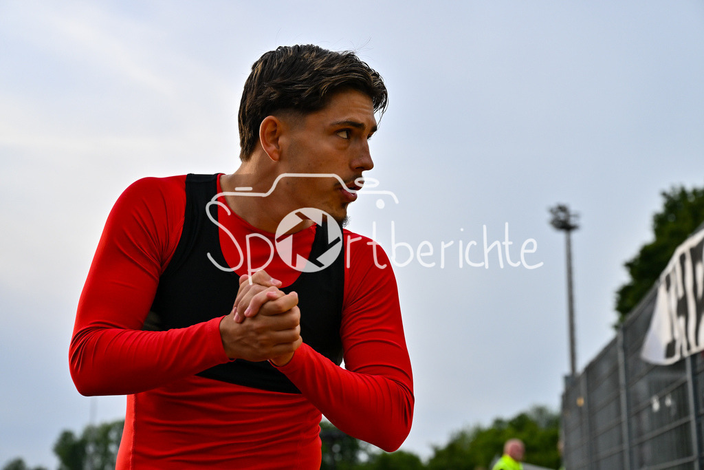 FV Illertissen - SpVgg Unterhaching | Die Spieler der Hachinger stellen sich den Fragen der eigenen Fans / unzufrieden / sauer / Landespokal Bayern: FV Illertissen - SpVgg Unterhaching, Vöhlin-Stadion am 24.05.2025 /  Alexander LEUTHARD (SpVgg Unterhaching 20)