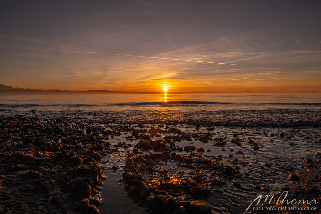 Sonnenuntergang am Bodensee bei Langenargen | Dies ist der Online-Shop von naturfoto.michaelthoma.de. Ich bin leidenschaftlicher Naturfotograf und fotografiere von der Andromedagalaxie bis zum Zwergtaucher, von der Ameise bis zum Orionnebel alles was mit Natur zu tun hat. Hier kann eine Auswahl meine - Realisiert mit Pictrs.com