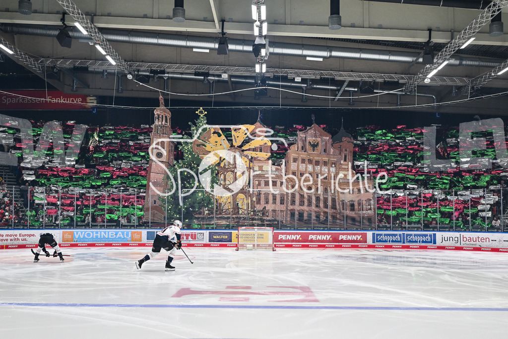 Augsburger Panther - Nürnberg Ice Tigers | AUGSBURG, GERMANY - 23. DECEMBER: Die Fans des AEV haben einen Choreographie vorbereitet / Choreo / Weihnachtsmarkt / Rathaus vor dem Match zwischen den Augsburger Panthern und den Nürnberg Ice Tigers am 31. Spieltag der Penny DEL im Curt Frenzel Stadion