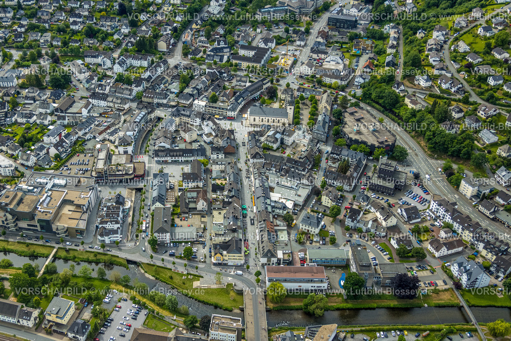 Meschede220601013 | Luftbild, City Innenstadtansicht mit Stadtgalerie und kath. Pfarrkirche St. Walburga, Henne-Boulevard, Meschede-Stadt, Meschede, Sauerland, Nordrhein-Westfalen, Deutschland