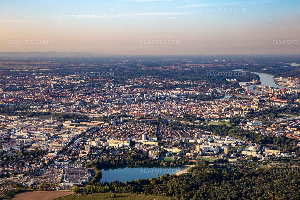 Aerial view: LE BAGGERSEE in the district Canardière in Straßburg in the state Bas-Rhin, France. – Photo: IMG_137860.jpg taken on 08/18/2023 by Werner Riehm/FLY-FOTO.com – Resolution of the original: 5472 x 3648 px