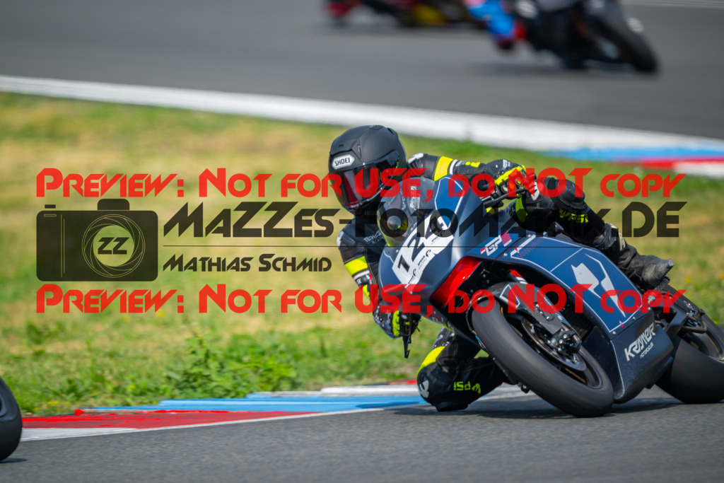 MaZZes-Fotomatrix-20260801-458750 | WEISS