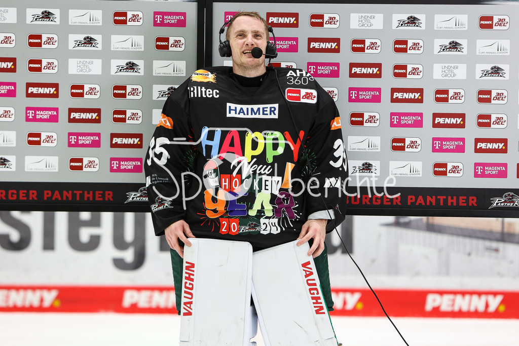 Augsburger Panther - Schwenninger Wild Wings | Markus KELLER (AEV #35) gibt lachend ein Interview bei Magentasport / Magenta Sport