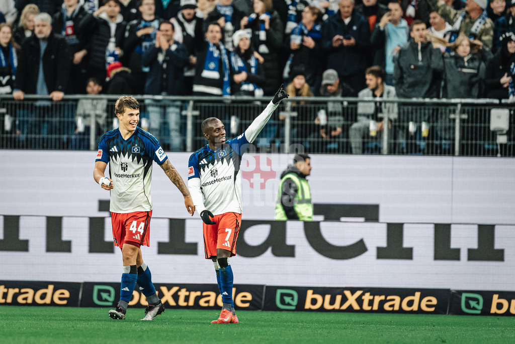 Fußball | Männer | Saison 2025/2026 | 1. Fußball-Bundesliga | 6. Spieltag | Hamburger SV vs. 1. FSV Mainz 05 | 05.10.2025 | v.l. Jubel Luka Vuskovic (#44, HSV) und Torschütze Jean-Luc Dompe (#7, HSV)