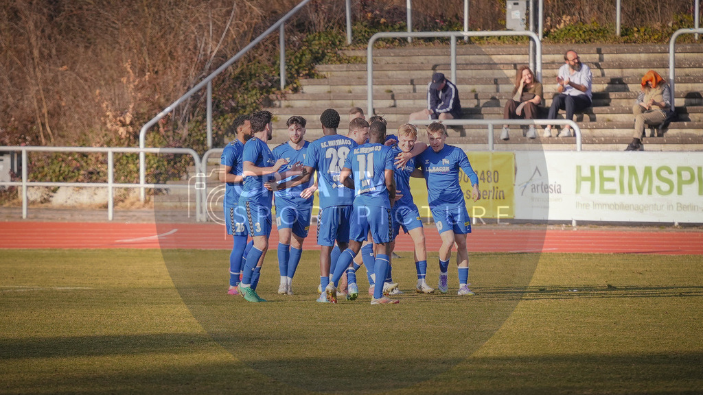 Fußball, Herren, Saison 2025/2026, Regionalliga Nordost, 25. Spieltag, F.C. Hertha 03 Zehlendorf vs. FSV 63 Luckenwalde, Sonntag 08.03.2026, Ernst-Reuter-Sportfeld | Fußball, Herren, Saison 2025/2026, Regionalliga Nordost, 25. Spieltag, F.C. Hertha 03 Zehlendorf vs. FSV 63 Luckenwalde, Sonntag 08.03.2026, Ernst-Reuter-Sportfeld, Im Bild: Jubel bei Hertha 03 Zehlendorf nach dem Ausgleichstreffer. - Realisiert mit Pictrs.com