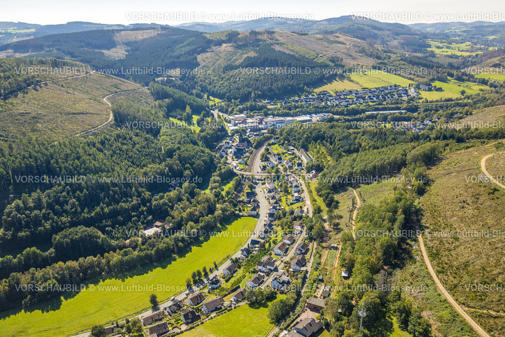 Kirchhundem230910259Kirchhundem | Luftbild, Hofolper Straße Bundesstraße B517, Wohnsiedlung Saalweg, Blick nach Hofolpe und Grünewald Papier GmbH, Waldgebiet mit Waldschäden, Hofolpe, Kirchhundem, Sauerland, Nordrhein-Westfalen, Deutschland