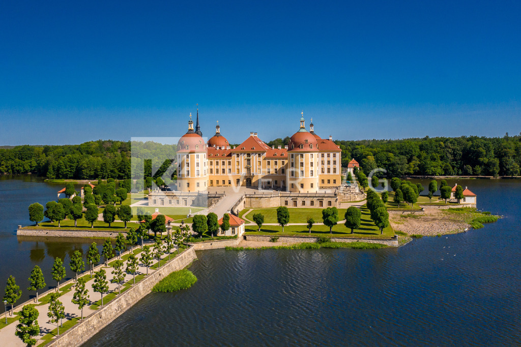 Wandbild-Schloss-Moritzburg-Luftbild-DJI_0548 | Das Wasserschloss Moritzburg gilt als eines der größten Highlights Sachsens - Realisiert mit Pictrs.com