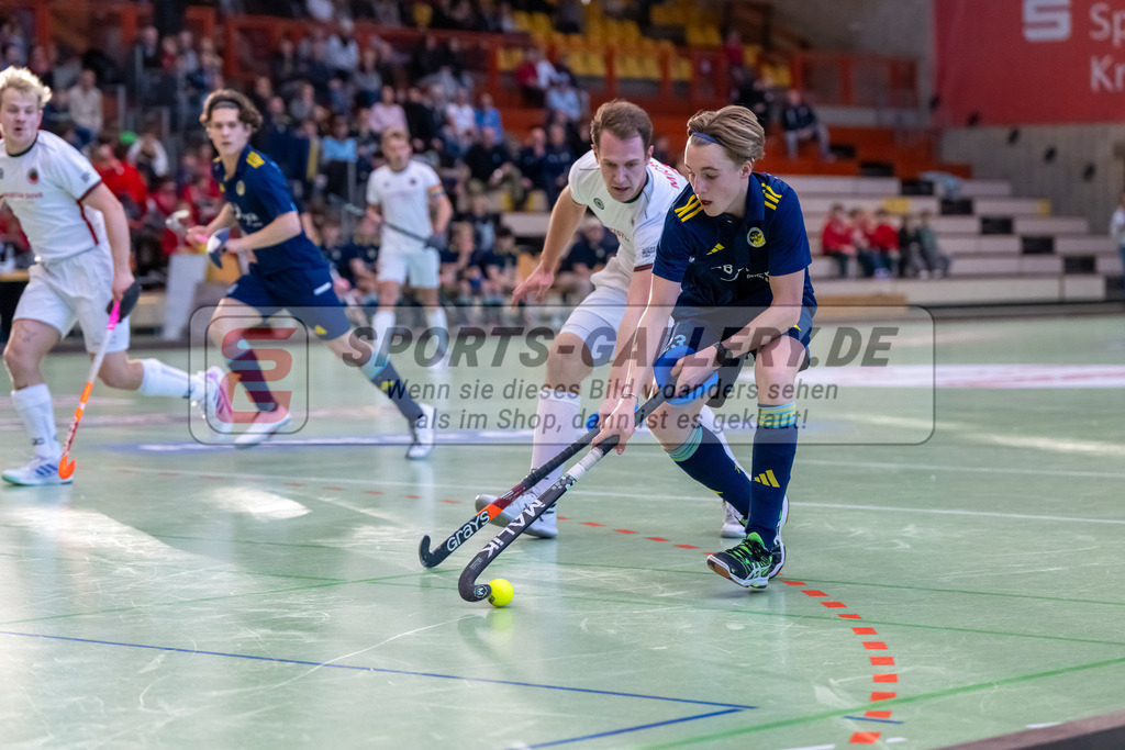 HK_20250118_101782 | 1/4 Finale 1. Bundesliga Halle Herren Crefelder HTC - Zehlendorfer Wespen am 18.1.2025 Halle Glockenspitz, Krefeld , Linus Michler ( Crefelder HTC #7 ) , Johann Wehnert ( Zehlendorfer Wespen #23)