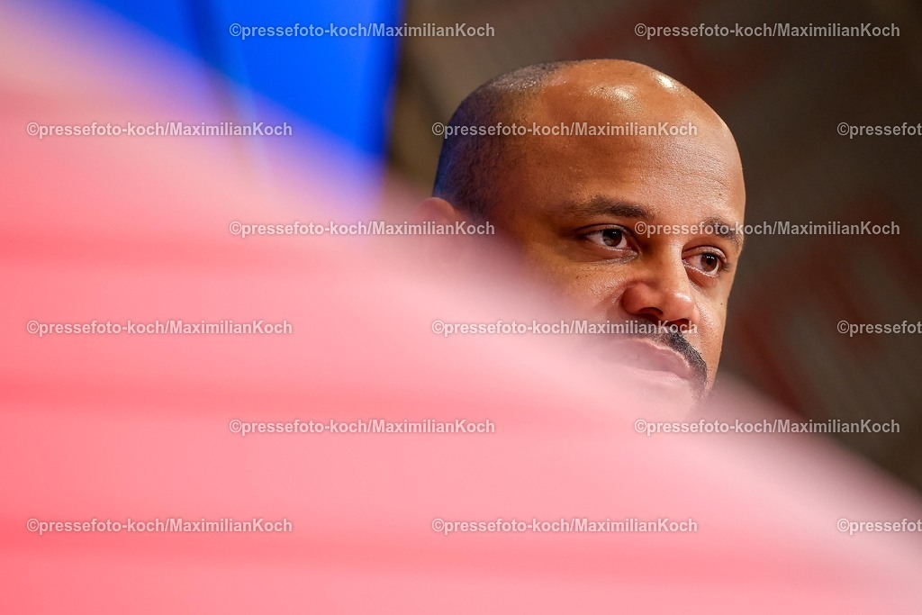 UCL22102501145 | 22.10.2025, Fußball, UEFA Champions League, FC Bayern München - Club Brügge, Allianz Arena, Saison 2025 2026: Cheftrainer Vincent Kompany (FC Bayern Muenchen #hc) bei der Pressekonferenz nach dem SpielRegulations prohibit any use of photographs as image sequences and or quasi-video.