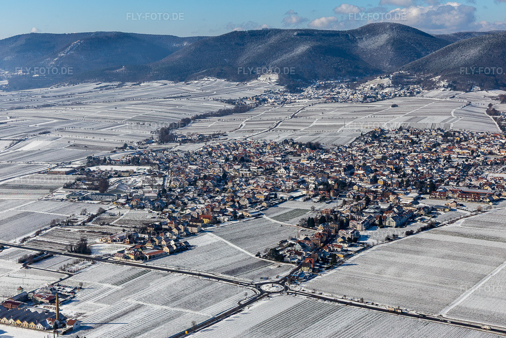 Luftbild: Winterluftbild im Schnee in Maikammer im Bundesland Rheinland-Pfalz in Deutschland. Foto: IMG_124648.jpg vom 11.02.2021 durch Werner Riehm/FLY-FOTO.de