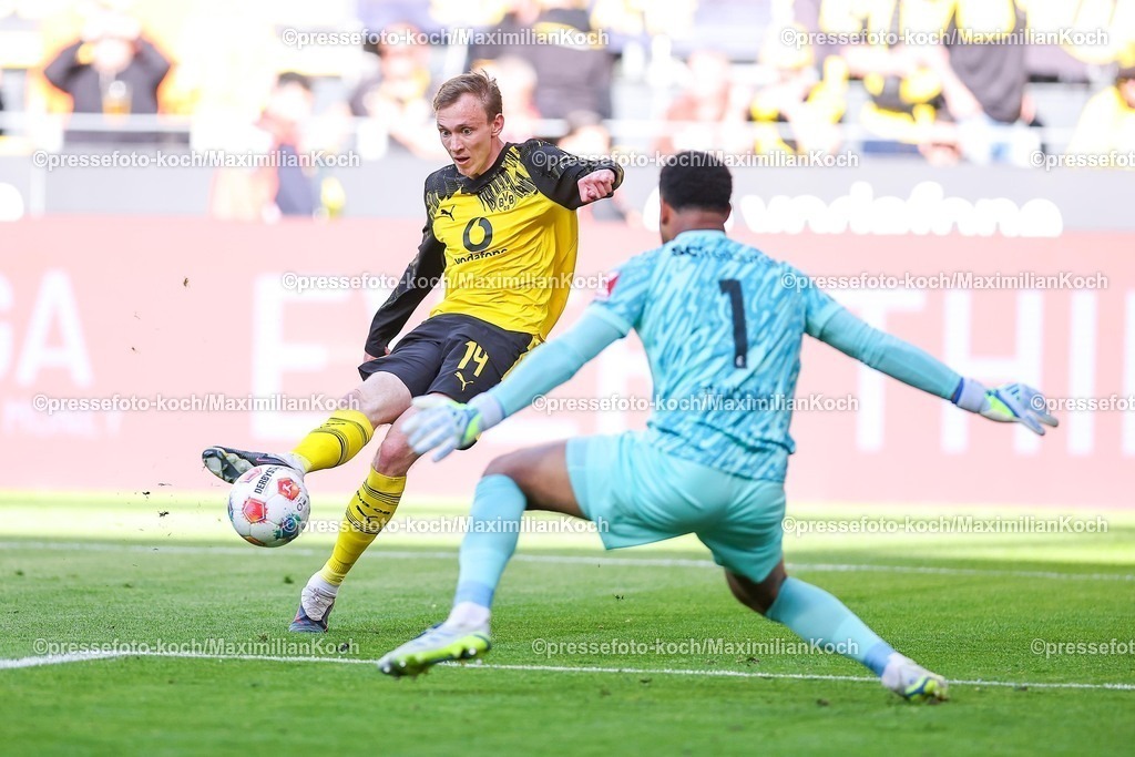 BVB26042601005 | 26.04.2026, Fußball, Borussia Dortmund - SC Freiburg, 1. Fußball Bundesliga, 31. Spieltag, Signal Iduna Park, Saison 2025 2026: Torschuss Treffer Schuss gegen Torwart Noah Atubolu&nbsp;(SC Freiburg #01) beim Tor zum 1:0 durch Torschütze Maximilian Beier&nbsp;(BVB #14)  zusammen mit   DFB regulations prohibit any use of photographs as image sequences and or quasi-video.