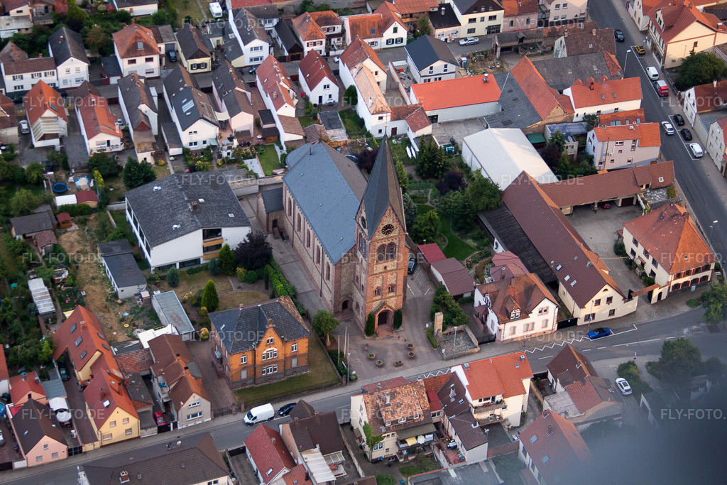 Luftbild: St. Laurentius im Ortsteil Bobenheim in Bobenheim-Roxheim im Bundesland Rheinland-Pfalz in Deutschland.Foto: IMG_69115.jpg vom 24.06.2014 durch Werner Riehm/FLY-FOTO.deAuflösung des Originals: 4752 x 3168 px