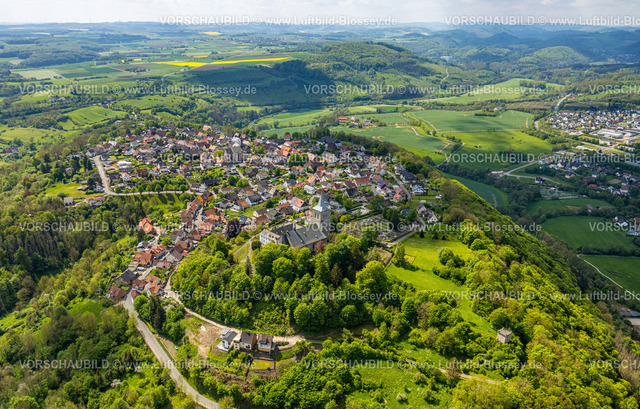 Marsberg240504239 | Luftbild, Wohngebiet Ortsansicht Obermarsberg auf einem bewaldeten Berg, hinten römisch-katholische St. Nikolaikirche, vorne Stiftskirche St. Peter und Paul und Hein-Stiftung, Hügellandschaft mit Fernsicht, Obermarsberg, Marsberg, Sauerland, Nordrhein-Westfalen, Deutschland