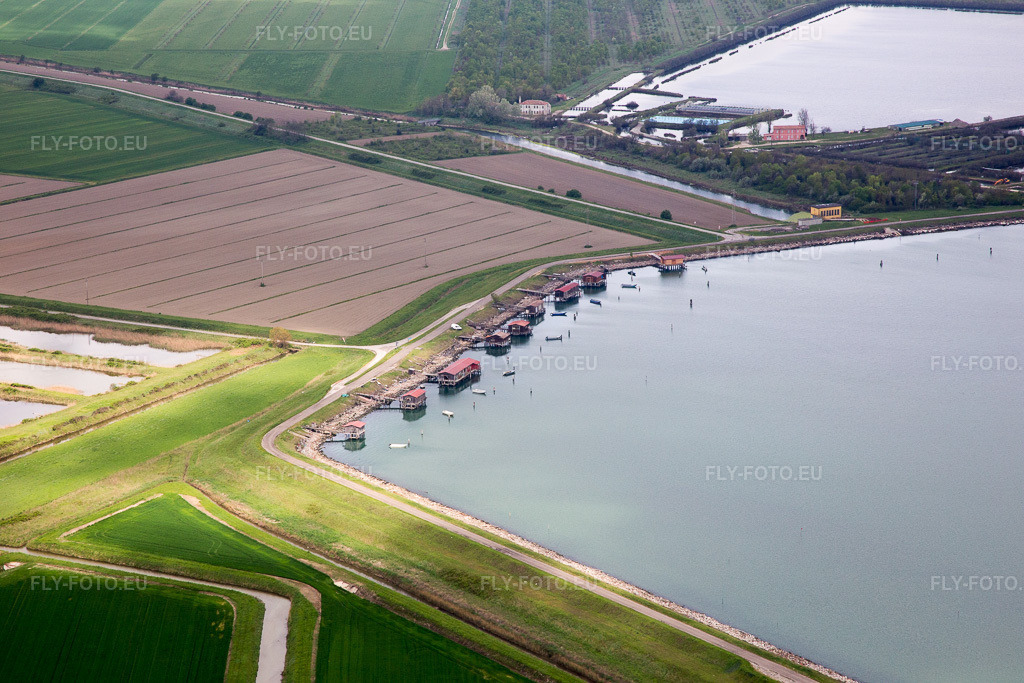 Vue aérienne: Vue de la ville à Porto Tolle dans le département Rovigo, Italie. Photo: IMG_087650.jpg prise le 09/04/2016 par Werner Riehm/FLY-FOTO.eu – Résolution de l'original: 5472 x 3648 px