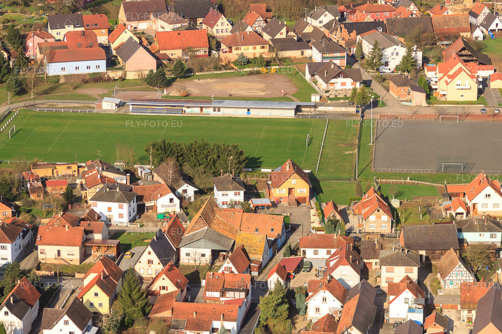 Vue aérienne: Terrain de football à Mothern dans le département Bas Rhin, France – .Photo: IMG_25612.jpg prise le 02/04/2010 par Werner Riehm/FLY-FOTO.eu – Résolution de l'original: 4426 x 2951 px