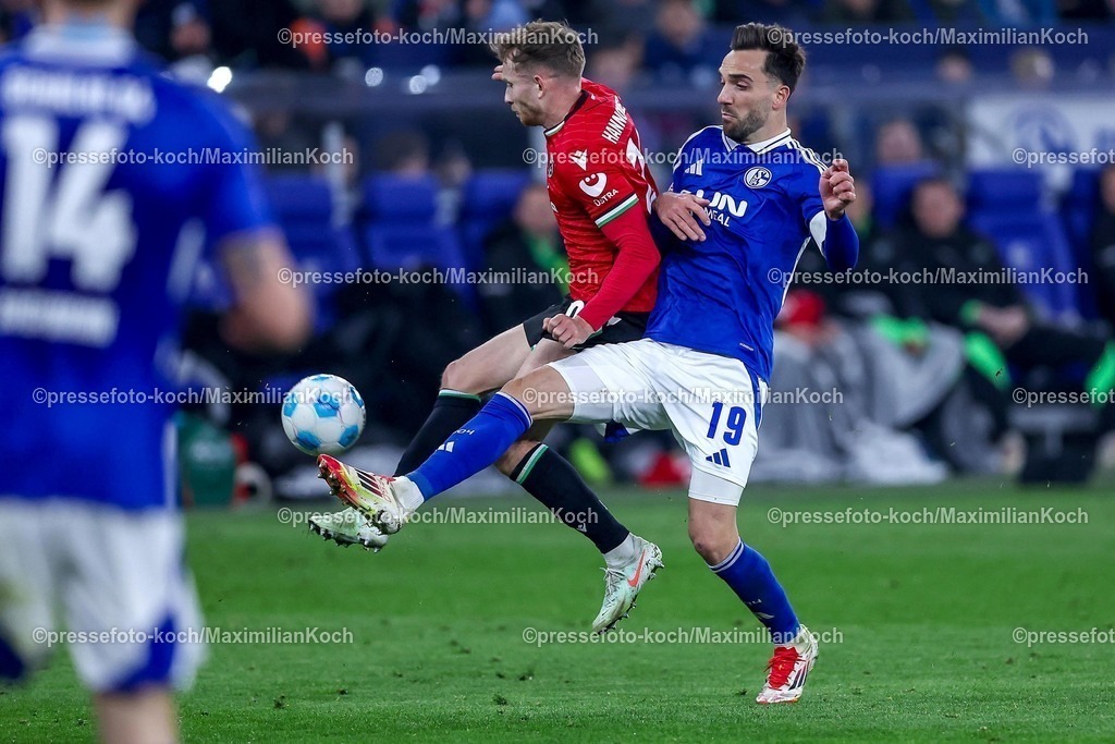 S0414032501035 | 14.03.2025, Fußball, FC Schalke 04 - Hannover 96, 2.. Fußball Bundesliga, 26. Spieltag, Veltins-Arena Gelsenkirchen, Saison 2024 2025: Kenan Karaman (Schalke04 #19) im Zweikampf gegen Jannik Dehm (Hannover96 #20)DFB regulations prohibit any use of photographs as image sequences and or quasi-video.