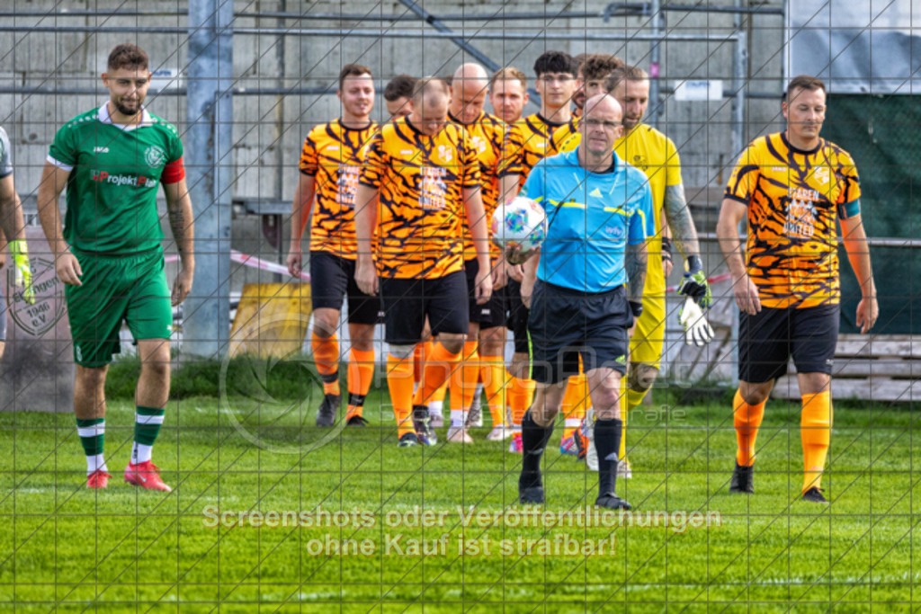 20250824_145924_0046-Bearbeitet | #,KSG Eislingen (grün) vs. SGM Jebenhausen-Bezgenriet (orange), Fussball, Kreisliga A3 - Bezirk Neckar/Fils, 01. Spieltag, Saison 2025/2026, Rasensportplatz, Albstraße 69, 73054 Eislingen, 24.08.2025 - 15:00 Uhr,Foto: PhotoPeet-Sportfotografie/Peter Harich