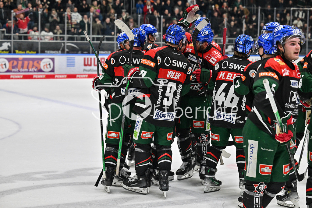 Augsburger Panther - Nürnberg Ice Tigers | Freude bei den Augsburger Panther nach dem Heimsieg gegen Nuernberg / DEL: Augsburger Panther - Nuernberg Ice Tigers, Curt Frenzel Stadion am 03.01.2025