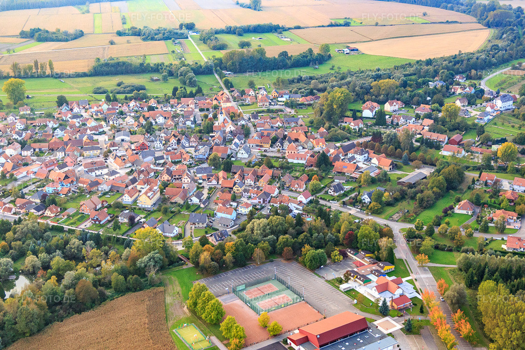 Luftbild: Complexe sportif de Beinheim mit Skatepark und Accueil périscolaire de Beinheim in Beinheim im Bundesland Bas-Rhin in Frankreich. – Foto: IMG_074456.jpg vom 04.10.2014 durch Werner Riehm/FLY-FOTO.de – Auflösung des Originals: 5472 x 3648 px