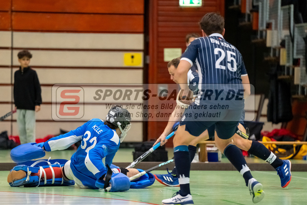 HK_20241207_109581 | 1. Bundesliga Halle Herren Crefelder HTC - Blau Weiss Köln am 7.12.2024 CHTC Glockenspitz Halle , Krefeld , Lasse Kille Torwart ( Crefelder HTC #32 ), Max Weiher ( Blau Weiß Köln #9 )