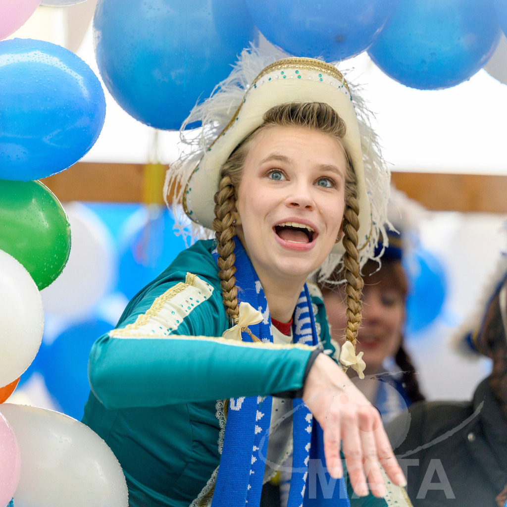 _DWA2444-2 | Trotz Nieselregen schlängelte sich der „Gaudiwurm“ am Sonntag durch die Nürnberger Innenstadt an tausenden Faschingsfans vorbei.  Nürnberg, 11.02.2024 - Realisiert mit Pictrs.com