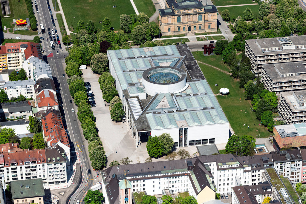 dr__0064290.jpg | MüNCHEN 29.04.2025 Museum Pinakothek der Moderne an der Gabelsbergerstraße - Türkenstraße in München Maxvorstadt im Bundesland Bayern. Weiterführende Informationen bei: Bayerische Staatsgemäldesammlungen Kunstareal München. // The " Museum Pinakothek der Moderne " in Munich Maxvorstadt in the state of Bavaria. Further information at: Bayerische Staatsgemaeldesammlungen Kunstareal Muenchen. Foto: Daniel Reiter