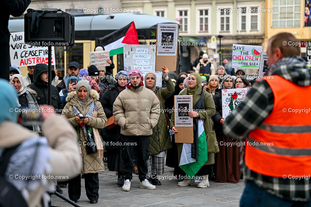 Demonstration Paleastina in Linz_ Pro Gaza_ 14.01.2024-72 | 14.01.2024, Linz, AUT, Demonstration, im Bild Palästina, Palaestina, Gaza, Demoteilnehmer, Teilnehmer, Kundgebung, Plakate, Fahnen, Polizei, Beamte, Polizeifahrzeuge, Einsatzkraefte, Israel, Krieg, Hamas, Geisel, Freiheit, Frieden