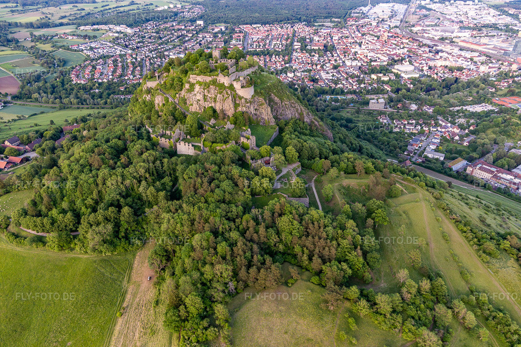 Luftbild: Hohentwiel(ein erloschener Vulkan) mit Festungsruine von 914 und Panoramablick in Singen im Bundesland Baden-Württemberg in Deutschland. Foto: IMG_131810.jpg vom 25.05.2022 durch Werner Riehm/FLY-FOTO.deFestungsruine Hohentwiel