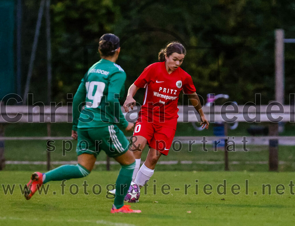 2023-10-21_024_FC_Forstern_gegen_FC_Ezelsdorf | Forstern, Deutschland, 21.10.2023:
Fußball, Frauen Bayernliga 2023 / 2024, 8. Spieltag, FC Forstern gegen FC Ezelsdorf, Endergebnis: 2:1

Senay Alibek (FC Ezelsdorf, #19), Julia Engstler (FC Forstern, #10)

Foto: Christian Riedel / fotografie-riedel.net