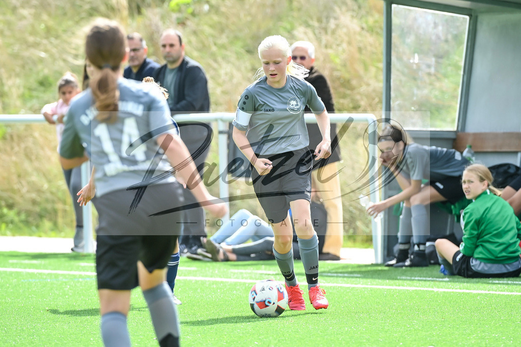 IBBGRE20200829_0057 | Fussball, C-Juniorinnen:   beim Testspiel zwischen DJK Arminia Ibbenbueren und TSG 07 Burg Gretesch im Sportzentrum Schierloh am 29.08.2020 in Ibbenbueren, Deutschland. - Realisiert mit Pictrs.com
