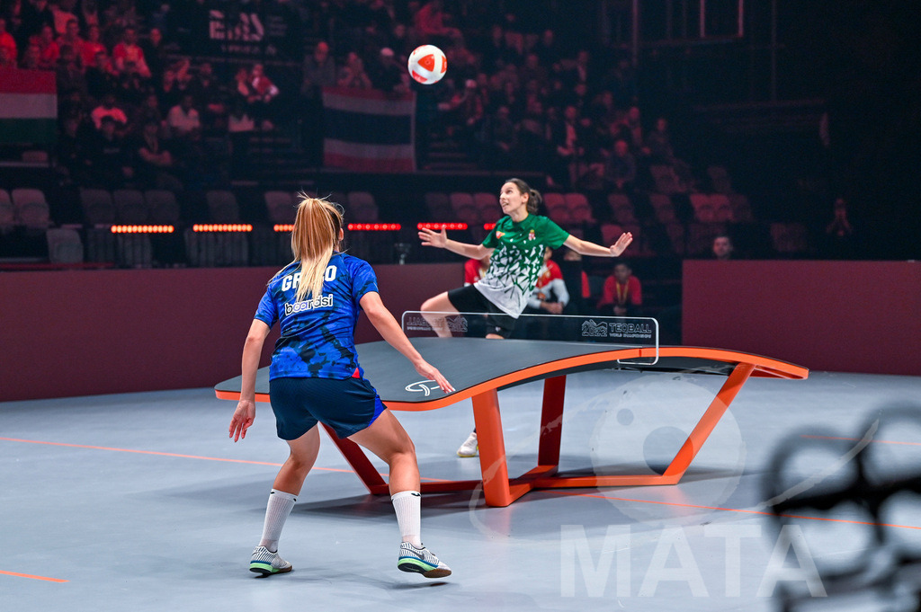 _DWI5941 | Anna Iszak vs Carolyn Greco beim Frauen- Single  Ungarn vs. USA bei der Teqball Weltmeisterschaft 2022 in der Kia Metropole Arena. Nürnberg, 27.11.2022 - Realisiert mit Pictrs.com