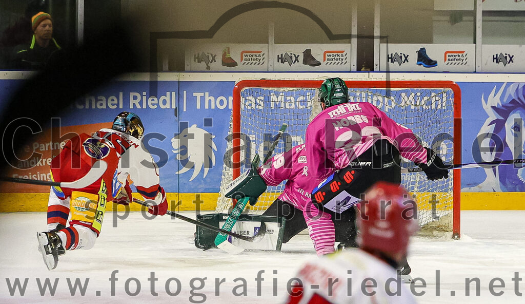 2025-10-24_143_TSV_Erding_gegen_Deggendorfer_SC | Erding, Deutschland, 24.10.2025:Eishockey, Oberliga Süd 2025 / 2026, 11. Spieltag, TSV Erding gegen Deggendorfer SC, Endergebnis: 2:4Dylan Jackson (Deggendorfer SC, #15), Torwart Leon Meder (Erding Gladiators, #39), Grady Hobbs (Erding Gladiators, #22)Foto: Christian Riedel / fotografie-riedel.net