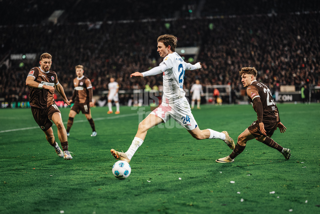 Fußball | Männer | Saison 2024/2025  | Fußball-Bundesliga | 12. Spieltag | FC St. Pauli vs. Holstein Kiel | 29.11.2024 | Magnus Knudsen (#24, Holstein Kiel) am Ball