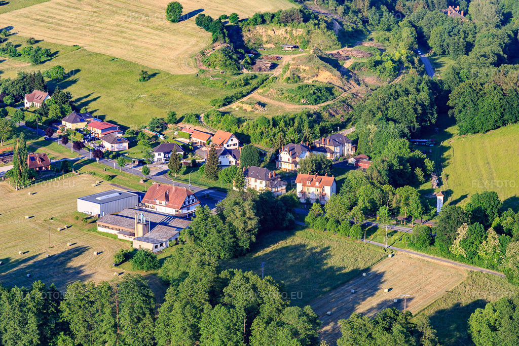 Vue aérienne: Métallerie Hausswurth à Lembach dans le département Bas Rhin, France.Photo: IMG_080246.jpg prise le 05/06/2015 par Werner Riehm/FLY-FOTO.euRésolution de l'original: 5472 x 3648 pxMétallerie Hausswurth | Métallerie - Serrurerie - Ferronnerie en Alsace