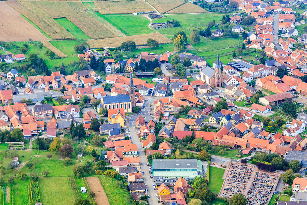 Vue aérienne: Paroisse protestante et église catholique du Sud-Est à Weitbruch dans le département Bas Rhin, France – .Photo: IMG_074227.jpg prise le 04/10/2014 par Werner Riehm/FLY-FOTO.eu – Résolution de l'original: 5138 x 3425 px