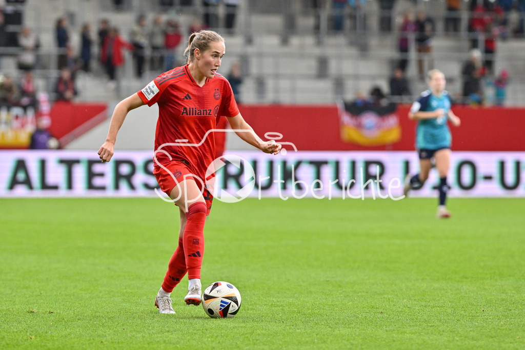 FC Bayern München Frauen - TSG 1899 Hoffenheim Frauen | am Ball Sydney LOHMANN (FCB #12) / Freisteller / Einzelfoto / Frauen Bundesliga: FC Bayern München Frauen - 1. FC Köln Frauen, FC Bayern Campus am 05.10.2024