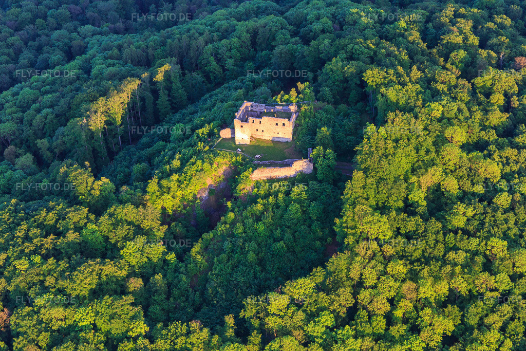 Luftbild: Burgruine Bramberg im Ortsteil Hohnhausen in Burgpreppach im Bundesland Bayern in Deutschland. Foto: IMG_100190.jpg vom 26.05.2017 durch Werner Riehm/FLY-FOTO.deBurg Bramberg