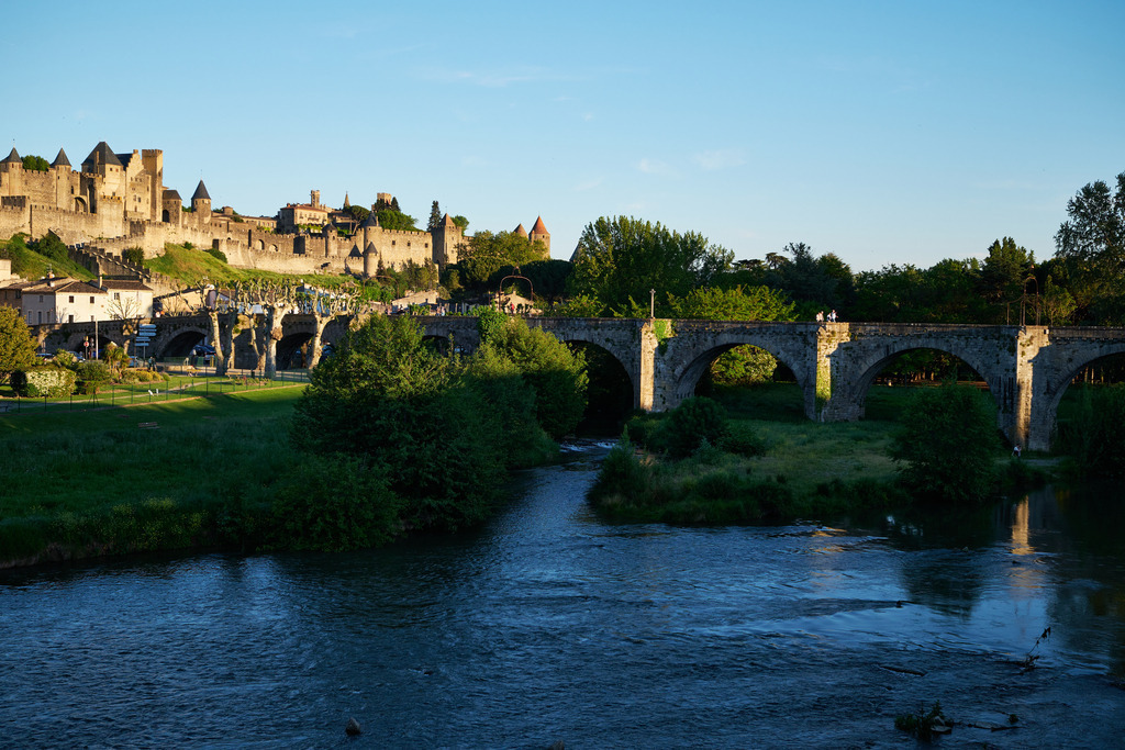 Blick über die Aude auf die Cité von Carcassonne | Carcassonne, Frankreich - May 09, 2024: Blick über die Aude auf die Cité von Carcassonne. - Realisiert mit Pictrs.com