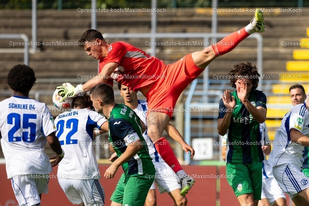 xKWI20092501028 | 20.09.2025, xkwix, Fußball, Regionalliga West, FC Gütersloh - FC Schalke 04 U23, Ohlendorf Stadion im Heidewald: Luca Podlech (FC Schalke 04 U23 #1) im Zweikamp bei einer Flanke