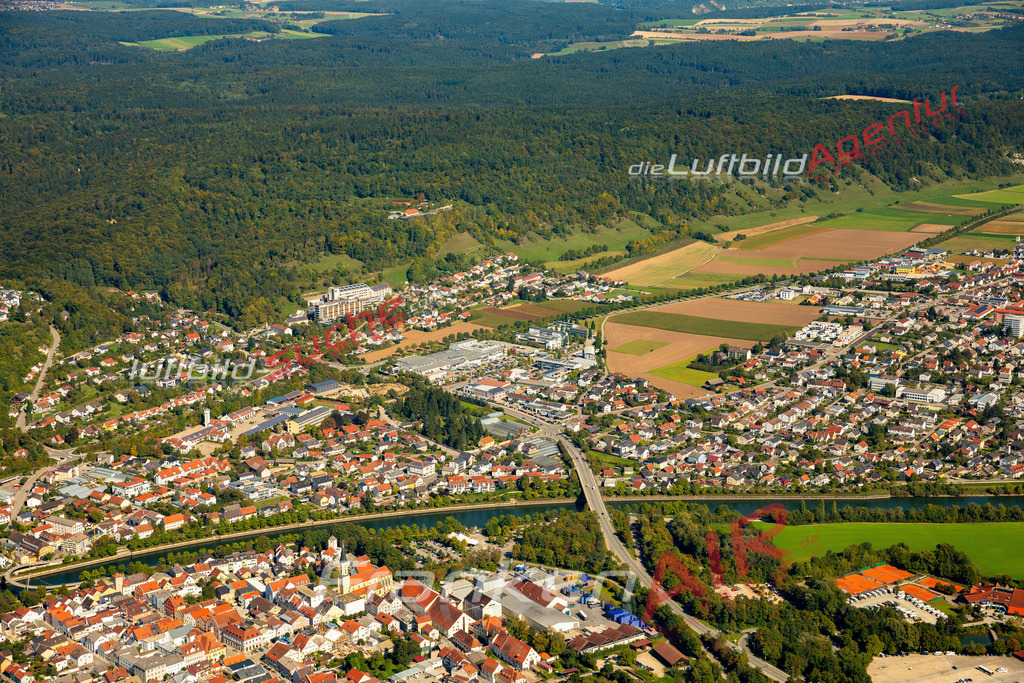 Das Luftbild zeigt :  Kelheim - Die Luftaufnahme wurde 2023 vom UL-Flugzeug aus erstellt ( keine Drohne ) - Hochauflösende Luftaufnahme - Für grossformatige Ausdrucke geeignet. Die Geschenkidee !Mit Lizenz und Bildrechte bestellbar