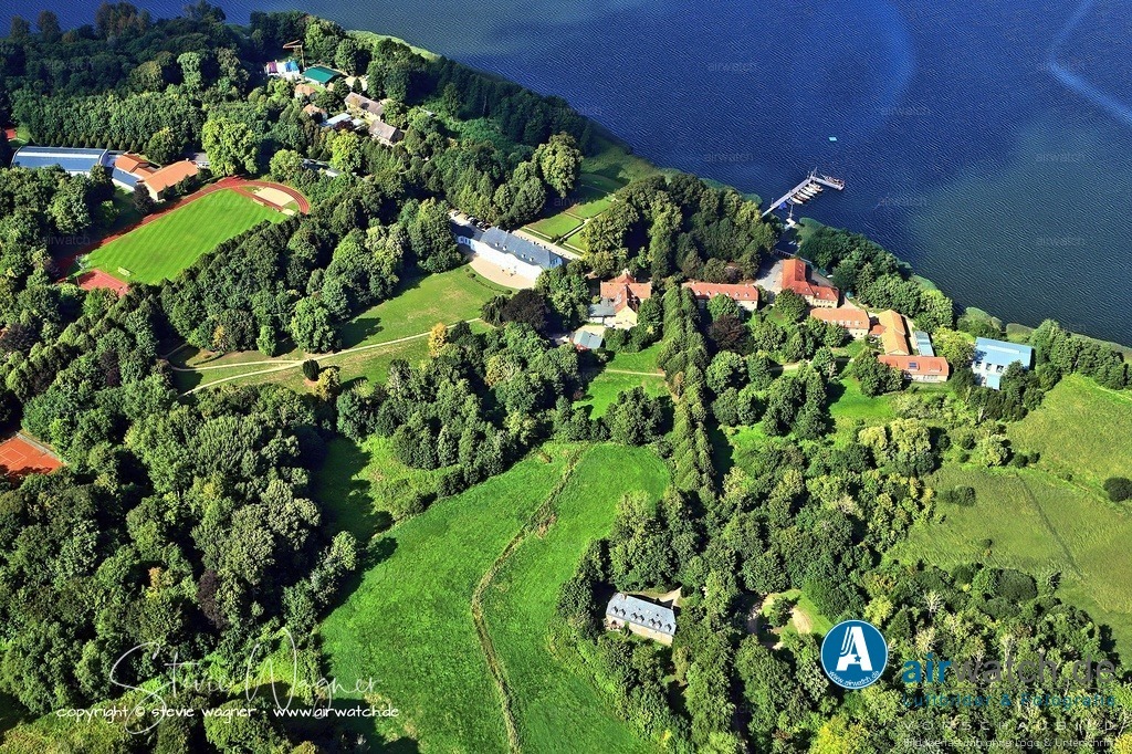 Luftbild Stiftung Louisenlund in der Gemeinde Güby | Die Stiftung Louisenlund ist eine renommierte Bildungseinrichtung in Schleswig-Holstein, Deutschland, die sich der exzellenten akademischen Ausbildung und ganzheitlichen Persönlichkeitsentwicklung von Schüler:innen widmet. Gelegen an der Ostsee, verbindet die Stiftung eine lange Tradition mit modernen pädagogischen Konzepten.