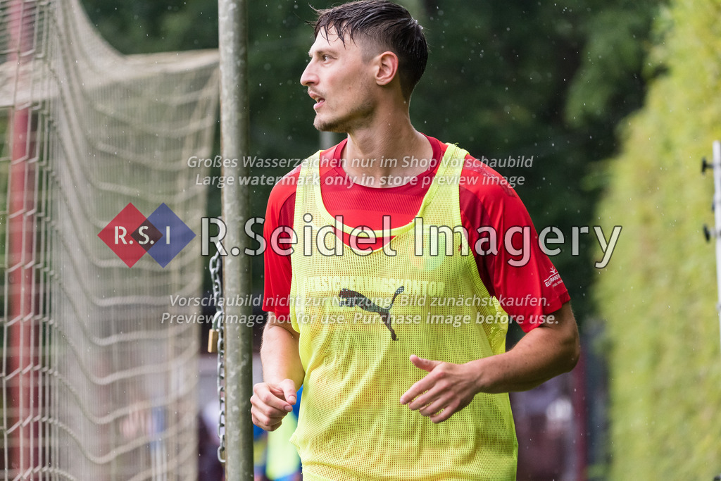 Fußball, Saison 2023/24, Regionalliga Nord, Hamburger SV II (U21) - SV Drochtersen/Assel, Sportpark Eimsbüttel Stadion (Hamburg), 12.08.2023, 3. Spieltag | Nikola Serra (#4, SV DA) läuft hintern dem Tor vorbei zur Einwechslung und beobachtet das Spiel.