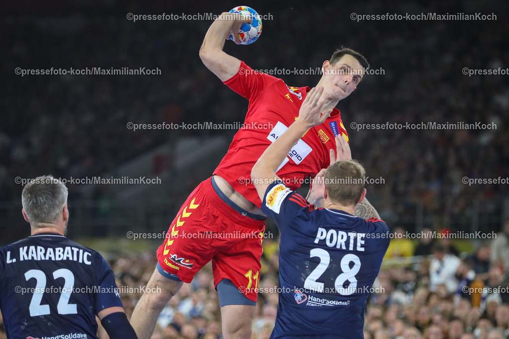 EHFEURO10012401037 | 10.01.2024, EHF EURO 2024, Männer Europameisterschaft Handball, MERKUR Spiel-Arena in Düsseldorf, Frankreich - Nordmazedonien: Filip Taleski (Nordmazedonien) gegen Valentin Porte (Frankreich)