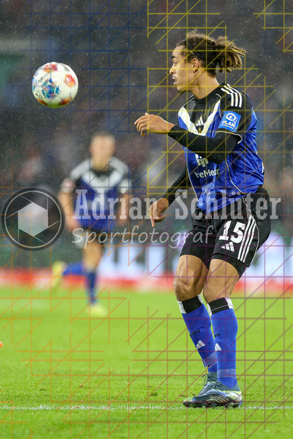 1. FC Köln vs Hamburger SV - 1. Bundesliga  | Köln, Deutschland, 02.11.25:   Yussuf Poulsen (Hamburger SV) in Aktion am Ball, Einzelaktion waehrend des Spiels der Bundesliga zwischen  1. FC Köln vs Hamburger SV in der RheinEnergieStadion(Foto von Brauer-Fotoagentur / Adrian Schlueter)