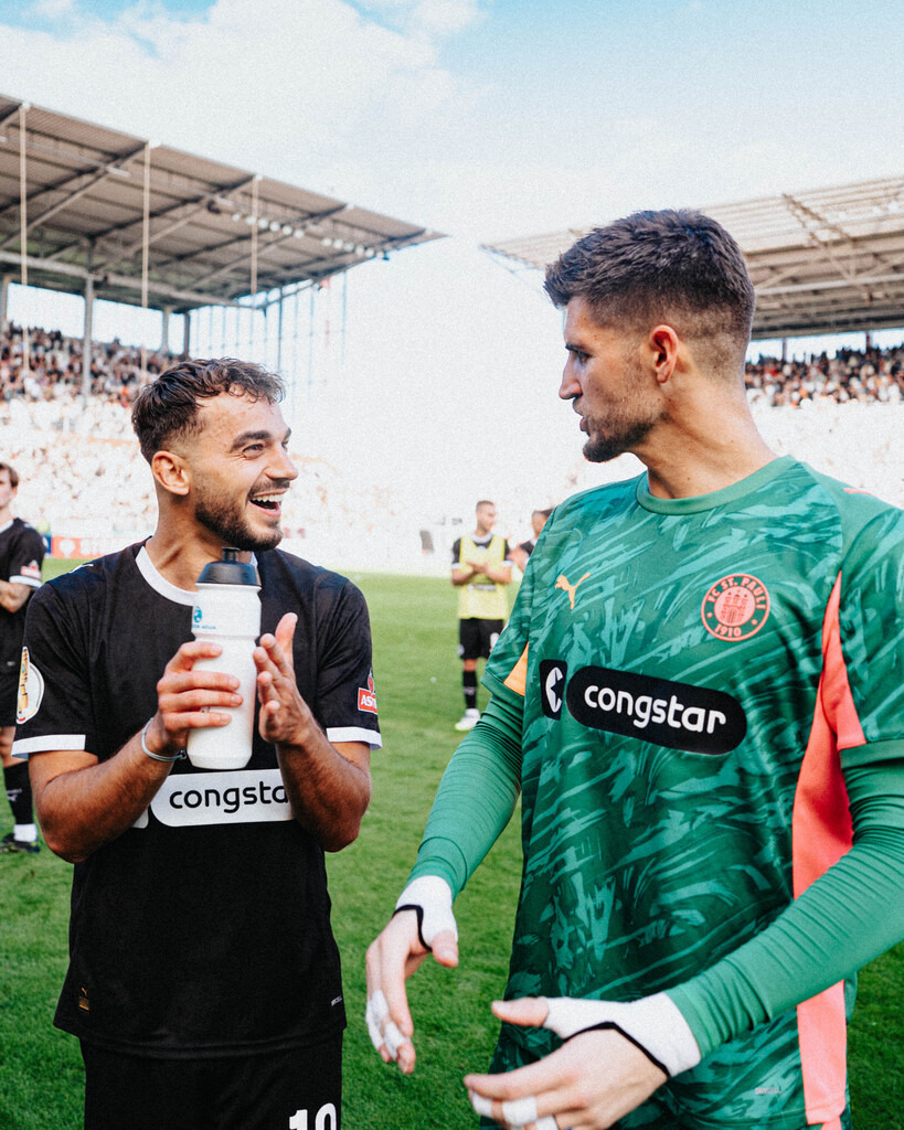 FCS00636 | Der offizielle Shop für FC St. Pauli Fotos. Wähle aus Spielszenen & Fanmomenten dein FCSP Wunschformat. Wir liefern Millerntor-Atmosphäre.
